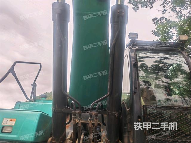 大臂油缸整体 竖拍（工作和回转装置）