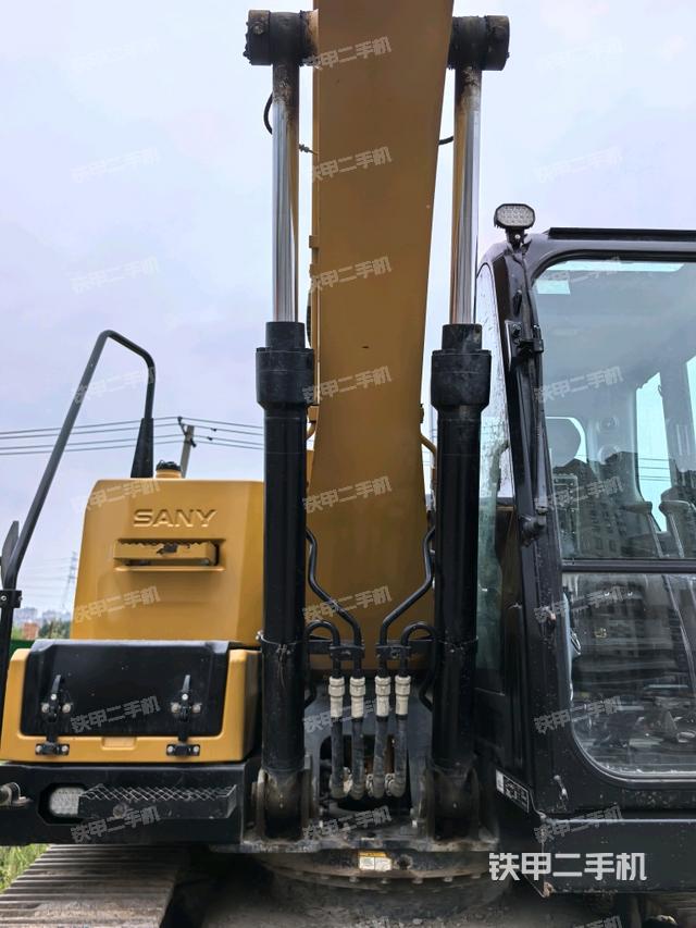 大臂油缸整体 竖拍（工作和回转装置）