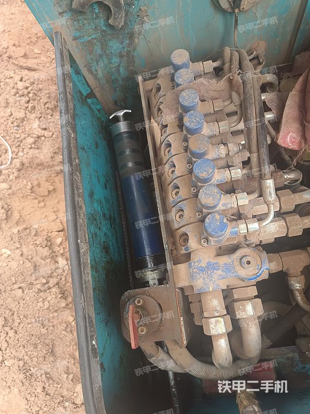 回轉(zhuǎn)馬達(dá)和主控閥（整機(jī)外觀）