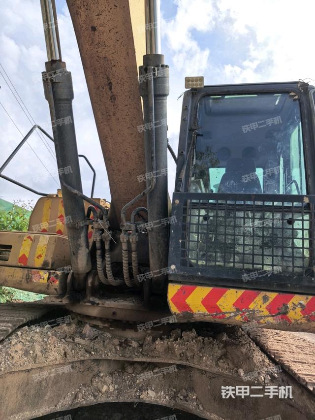 大臂油缸整体 竖拍（工作和回转装置）