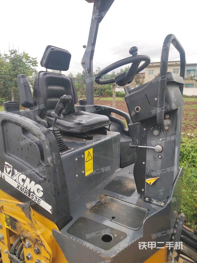 駕駛室操作臺（設備外觀及核心部件）