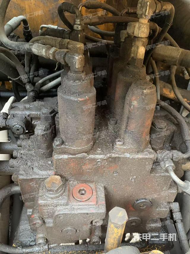 回转马达和主控阀（整机外观）