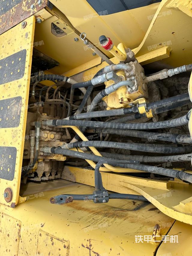 回转马达和主控阀（整机外观）