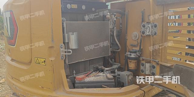 液压泵舱室正面整体（整机外观）