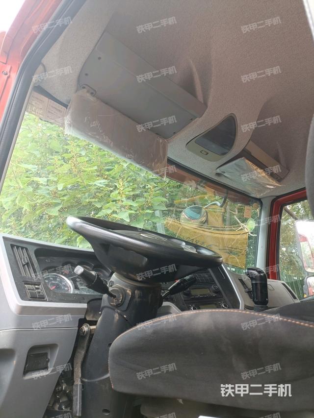 駕駛室操作臺(tái)（設(shè)備外觀及核心部件）