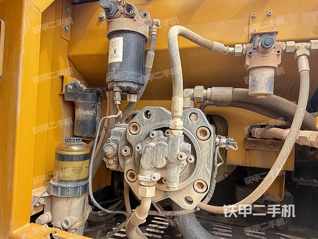 液压泵舱室正面整体（整机外观）