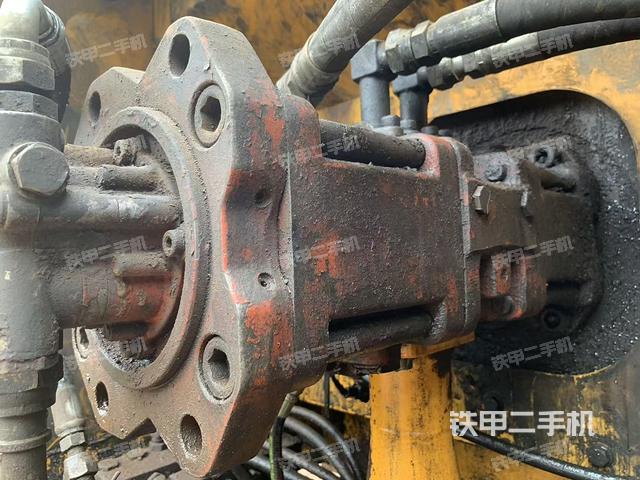 液压泵舱室正面整体（整机外观）