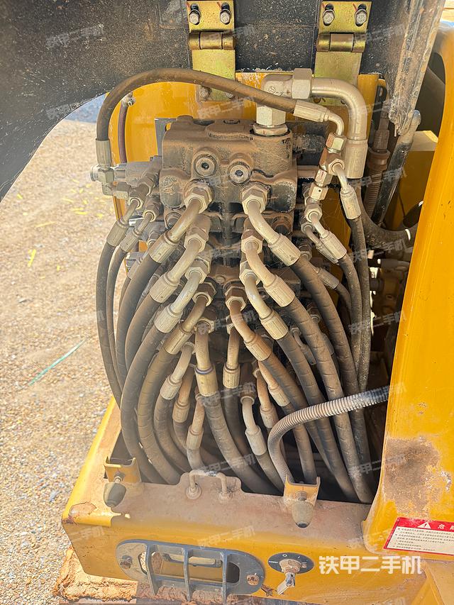 回轉(zhuǎn)馬達(dá)和主控閥（整機(jī)外觀）