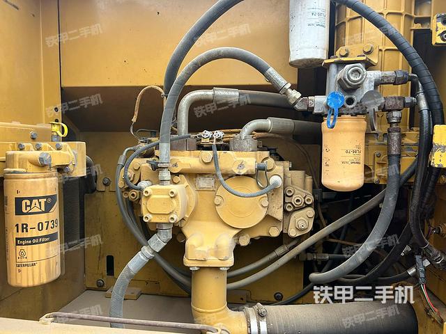 液压泵舱室正面整体（整机外观）