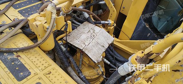 回转马达和主控阀（整机外观）