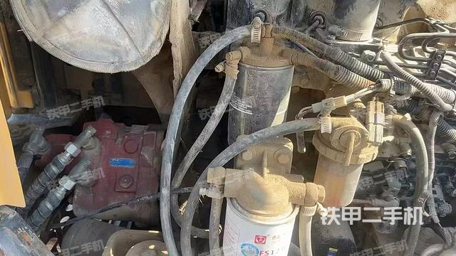 液压泵舱室正面整体（整机外观）