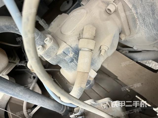 液压泵舱室正面整体（整机外观）