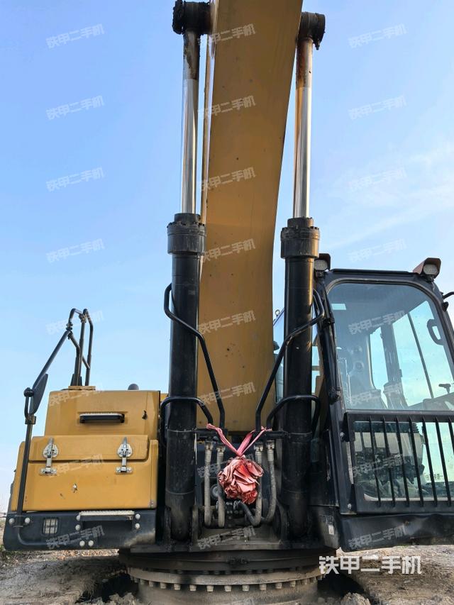 大臂油缸整体 竖拍（工作和回转装置）