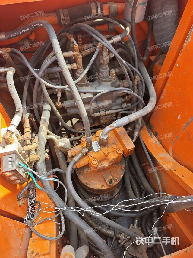 回轉(zhuǎn)馬達(dá)和主控閥（整機(jī)外觀）