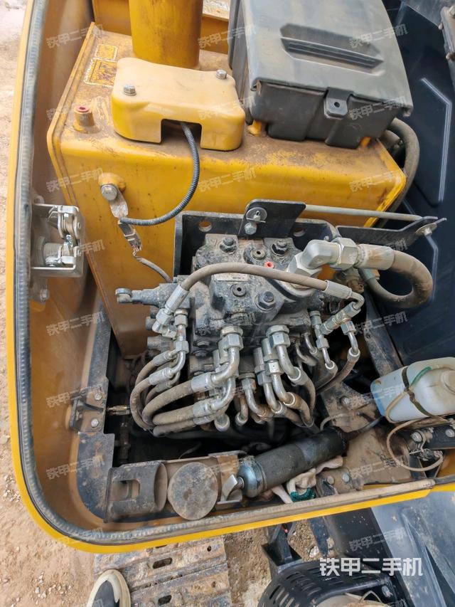 回转马达和主控阀（整机外观）