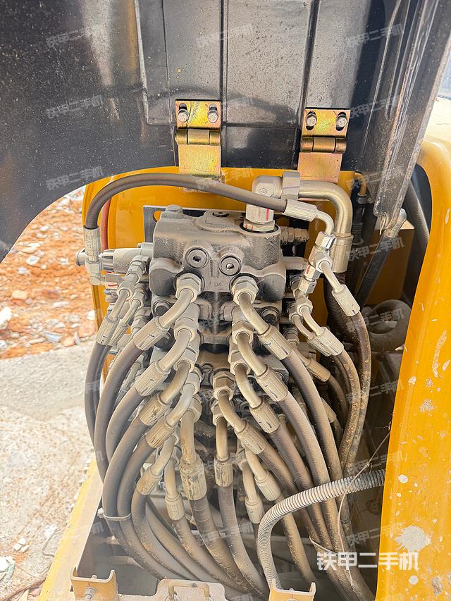 回轉(zhuǎn)馬達(dá)和主控閥（整機(jī)外觀）