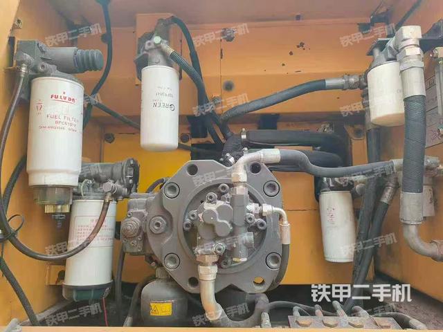 液压泵舱室正面整体（整机外观）