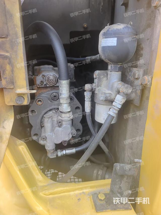 液压泵舱室正面整体（整机外观）