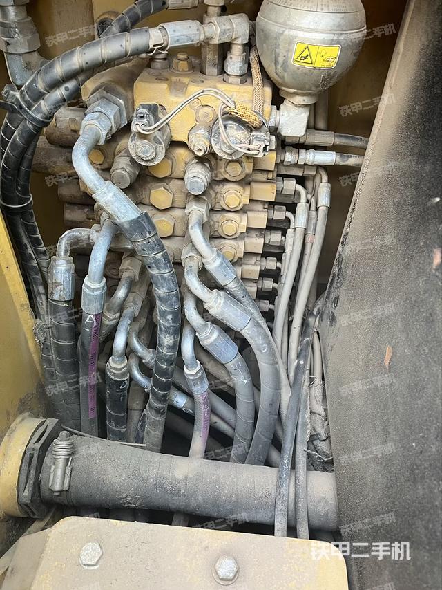 回转马达和主控阀（整机外观）