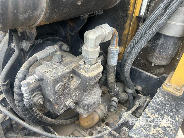 液壓泵艙室正面整體(整機外觀) 液壓泵艙室正面整體(整機外觀)