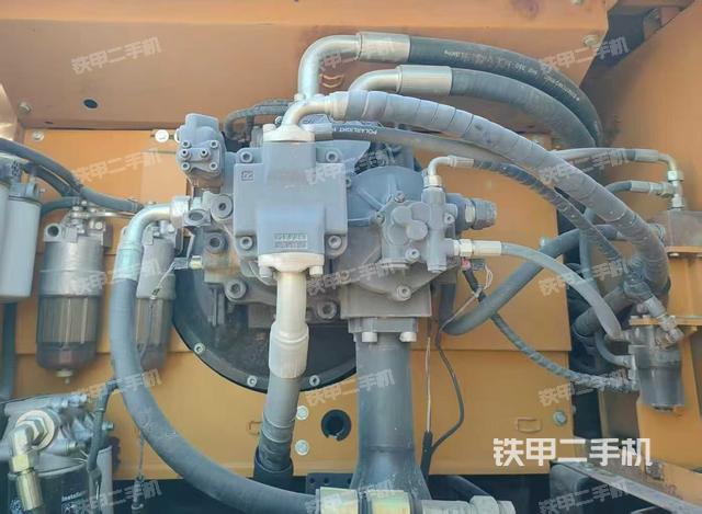 液壓泵艙室正面整體（整機外觀）