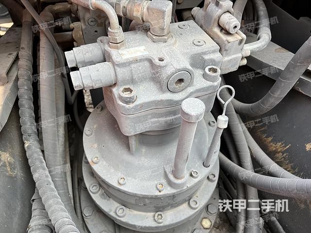 回转马达和主控阀（整机外观）