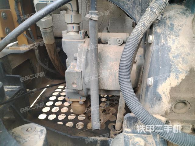 液压泵舱室正面整体（整机外观）