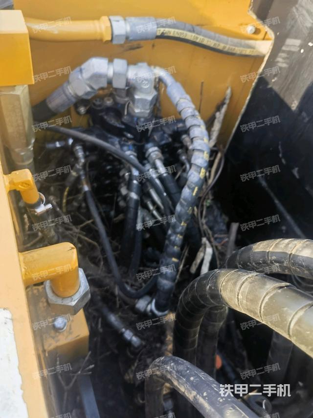 回转马达和主控阀（整机外观）