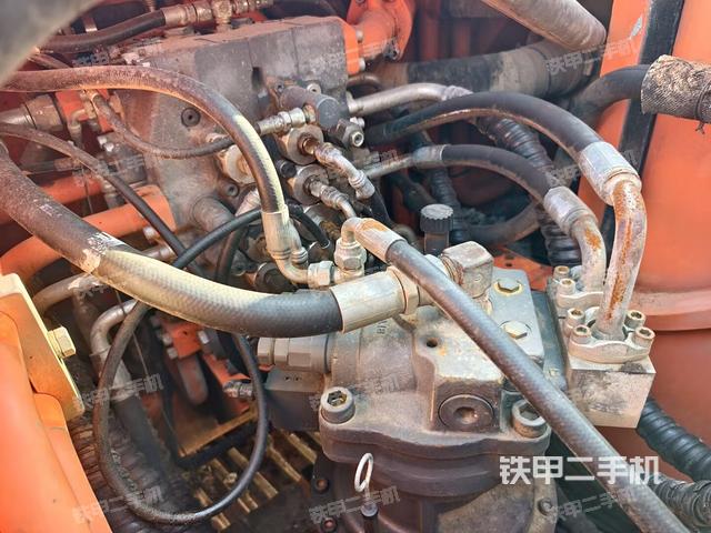 回轉(zhuǎn)馬達(dá)和主控閥（整機(jī)外觀）