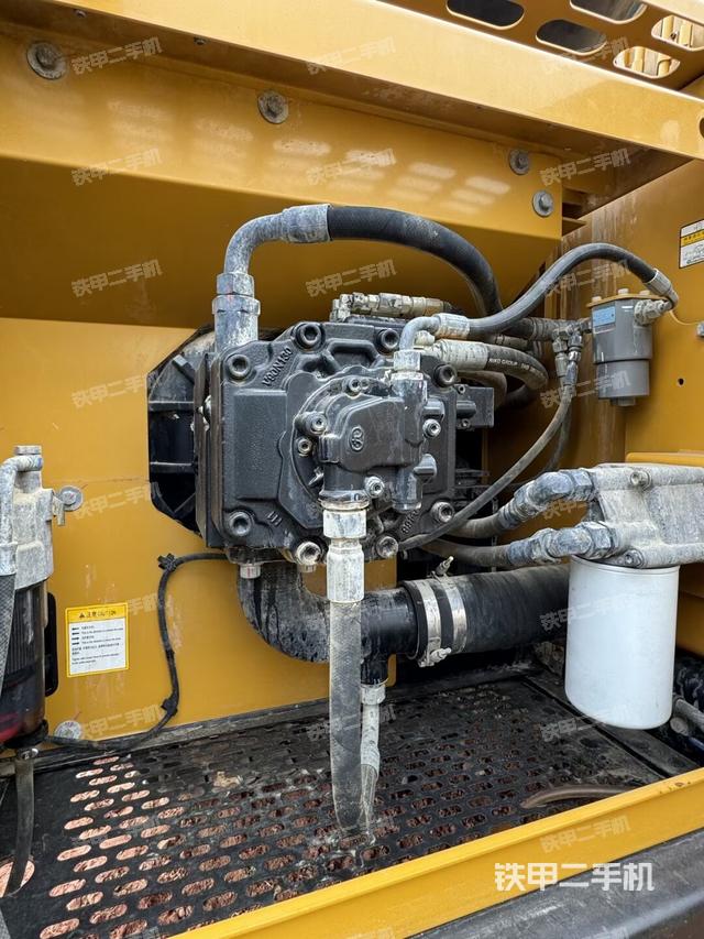 液压泵舱室正面整体（整机外观）