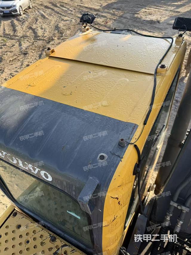 驾驶室顶部（整机外观）