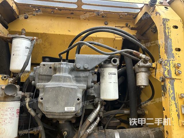 液压泵舱室正面整体（整机外观）