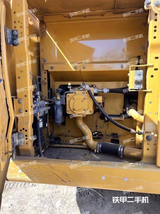 液压泵舱室正面整体（整机外观）