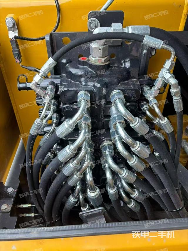 回轉(zhuǎn)馬達(dá)和主控閥（整機(jī)外觀）