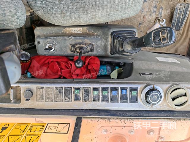 座椅右側(cè)控制臺(tái)/鑰匙門(mén)/油門(mén)/含右手柄（駕駛室部分）