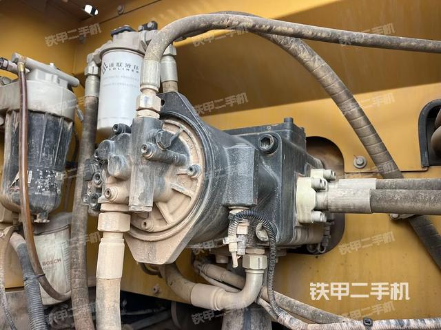 液压泵舱室正面整体（整机外观）