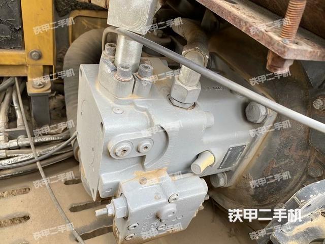 液压泵舱室正面整体（整机外观）