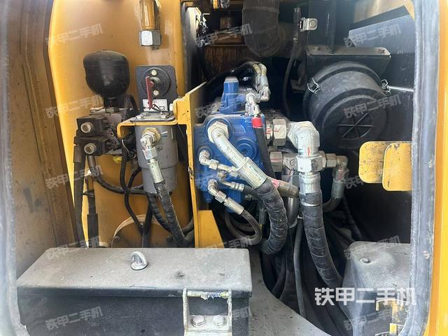 回转马达和主控阀（整机外观）