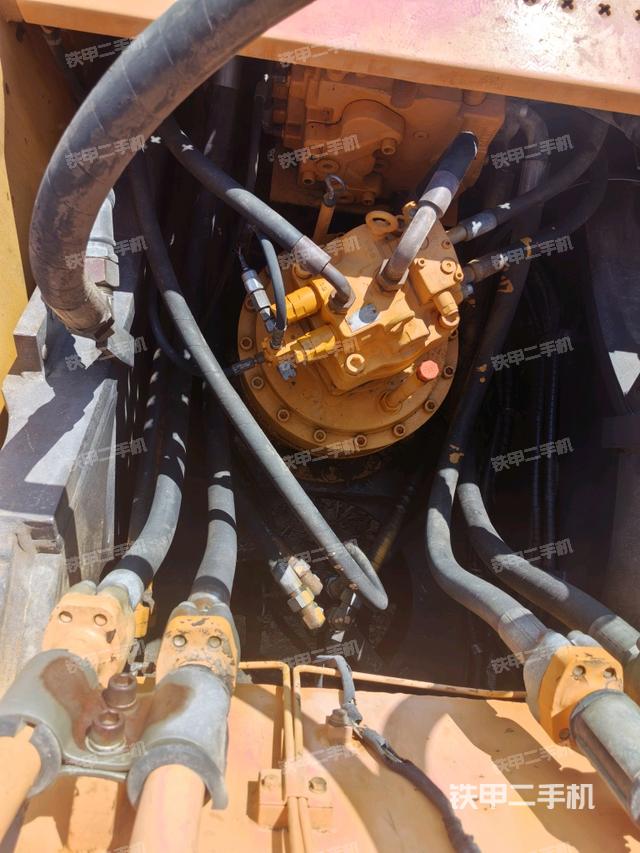 回轉(zhuǎn)馬達(dá)和主控閥（整機(jī)外觀）