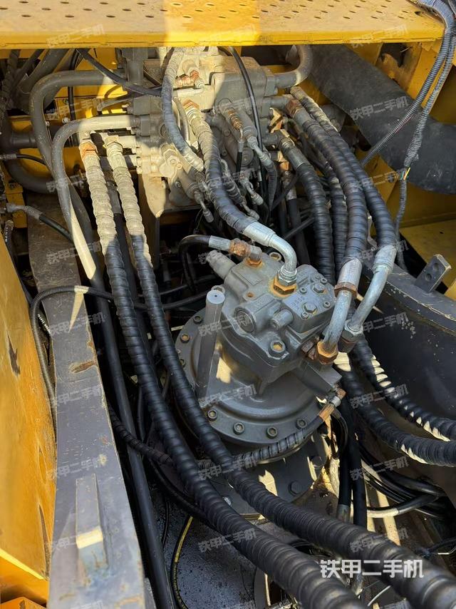 回转马达和主控阀（整机外观）