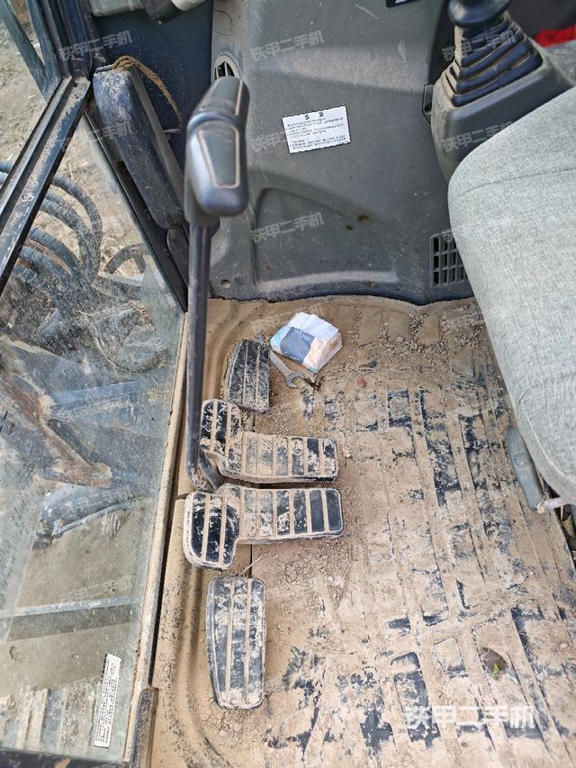 行走控制手柄和踏板?俯拍（駕駛室部分）