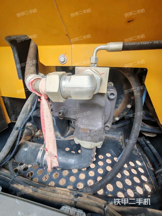 液压泵舱室正面整体（整机外观）