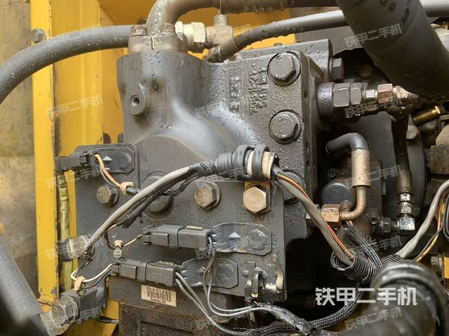 液压泵舱室正面整体（整机外观）