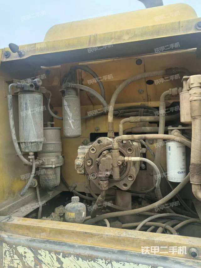 液压泵舱室正面整体（整机外观）