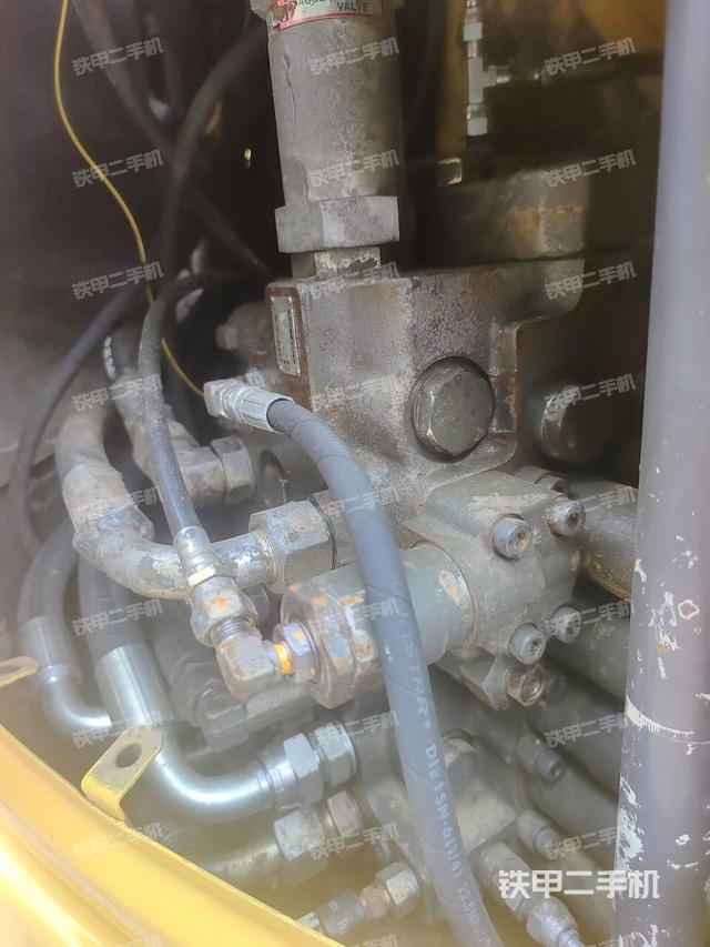 回转马达和主控阀（整机外观）