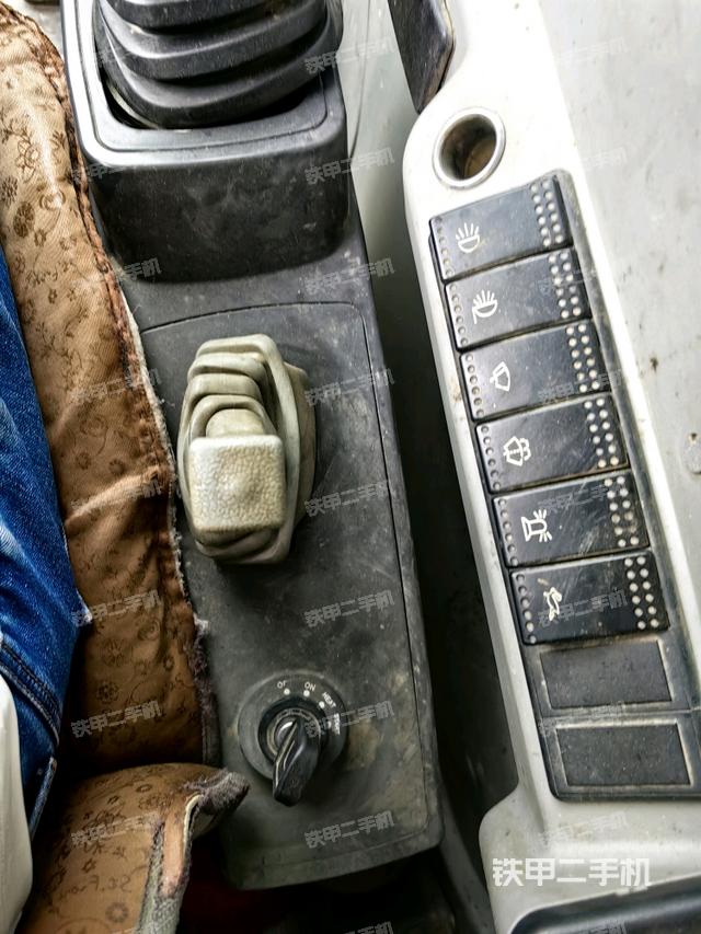 座椅右側(cè)控制臺(tái)/鑰匙門/油門/含右手柄（駕駛室部分）