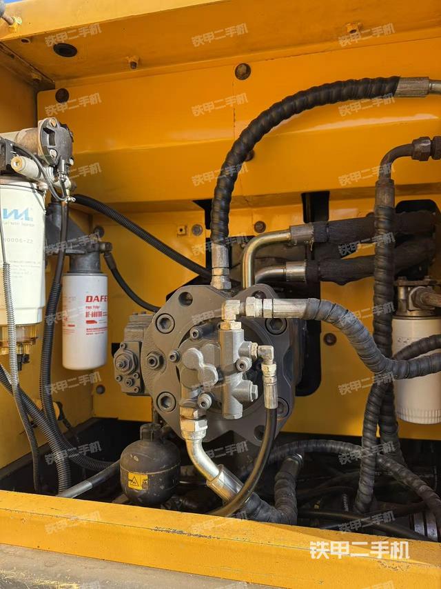 液压泵舱室正面整体（整机外观）