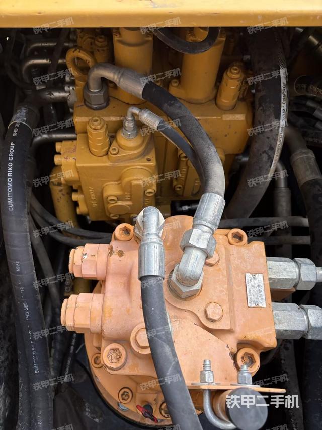 回转马达和主控阀（整机外观）