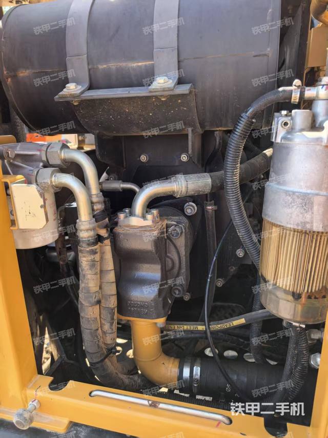 液压泵舱室正面整体（整机外观）