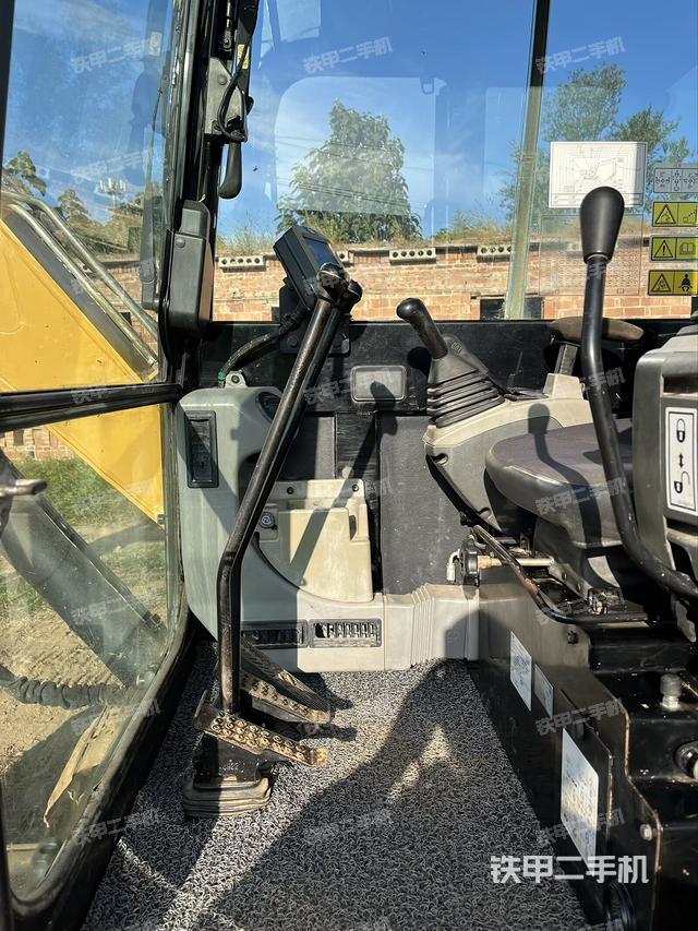 驾驶室顶部（整机外观）